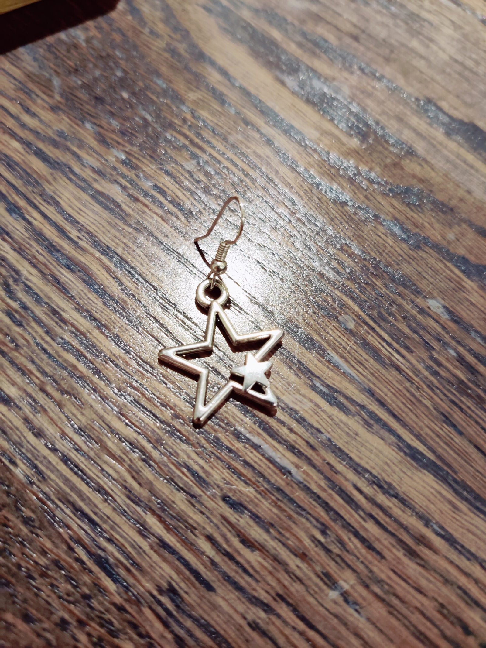 Rastas auskaras, vienybės aikštėj