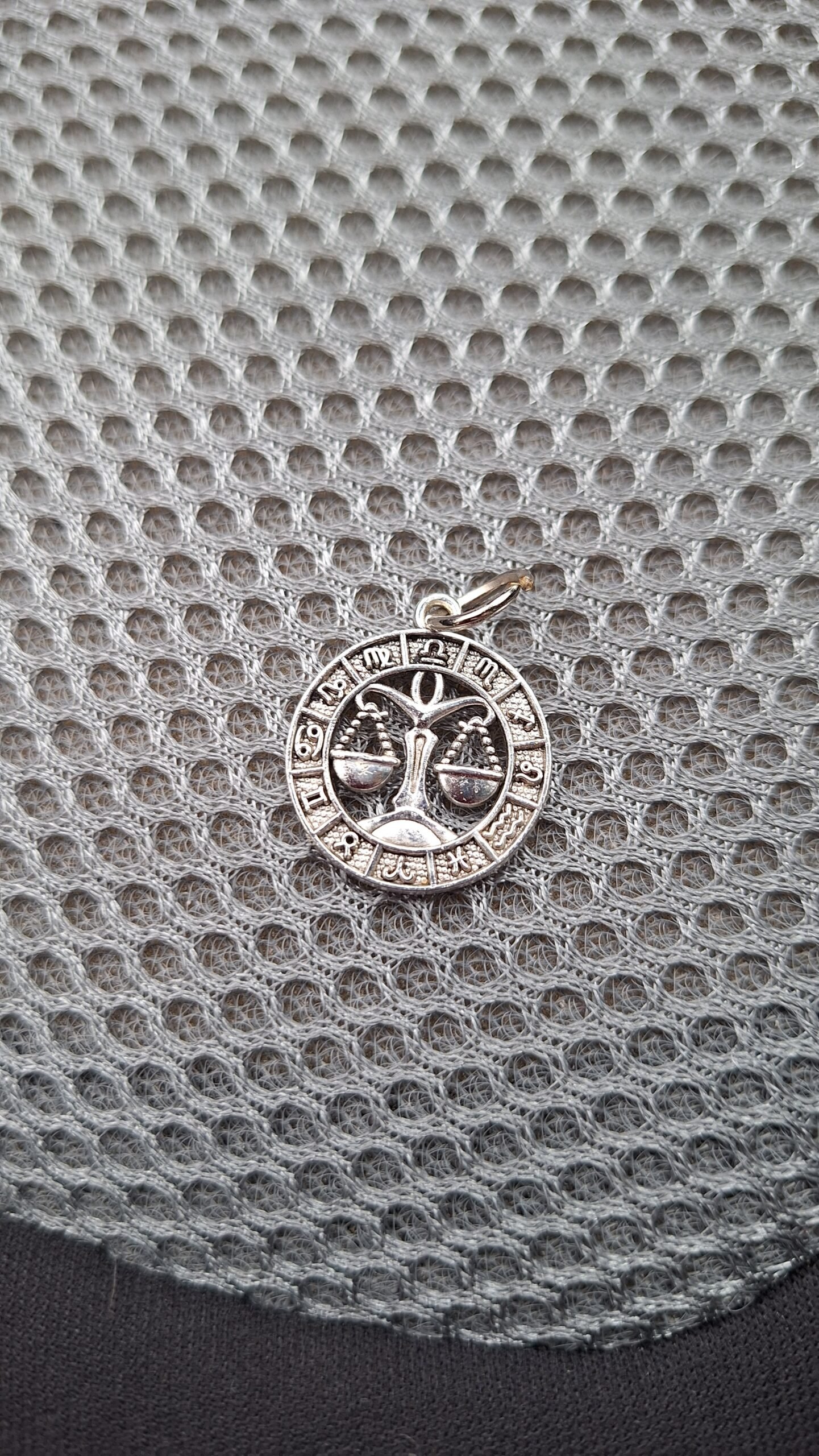 Pakabukas su zodiako ženklu