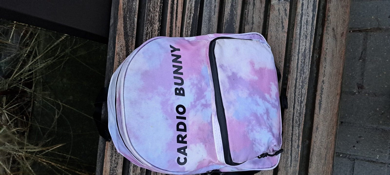 Rasta kuprinytė su daiktais