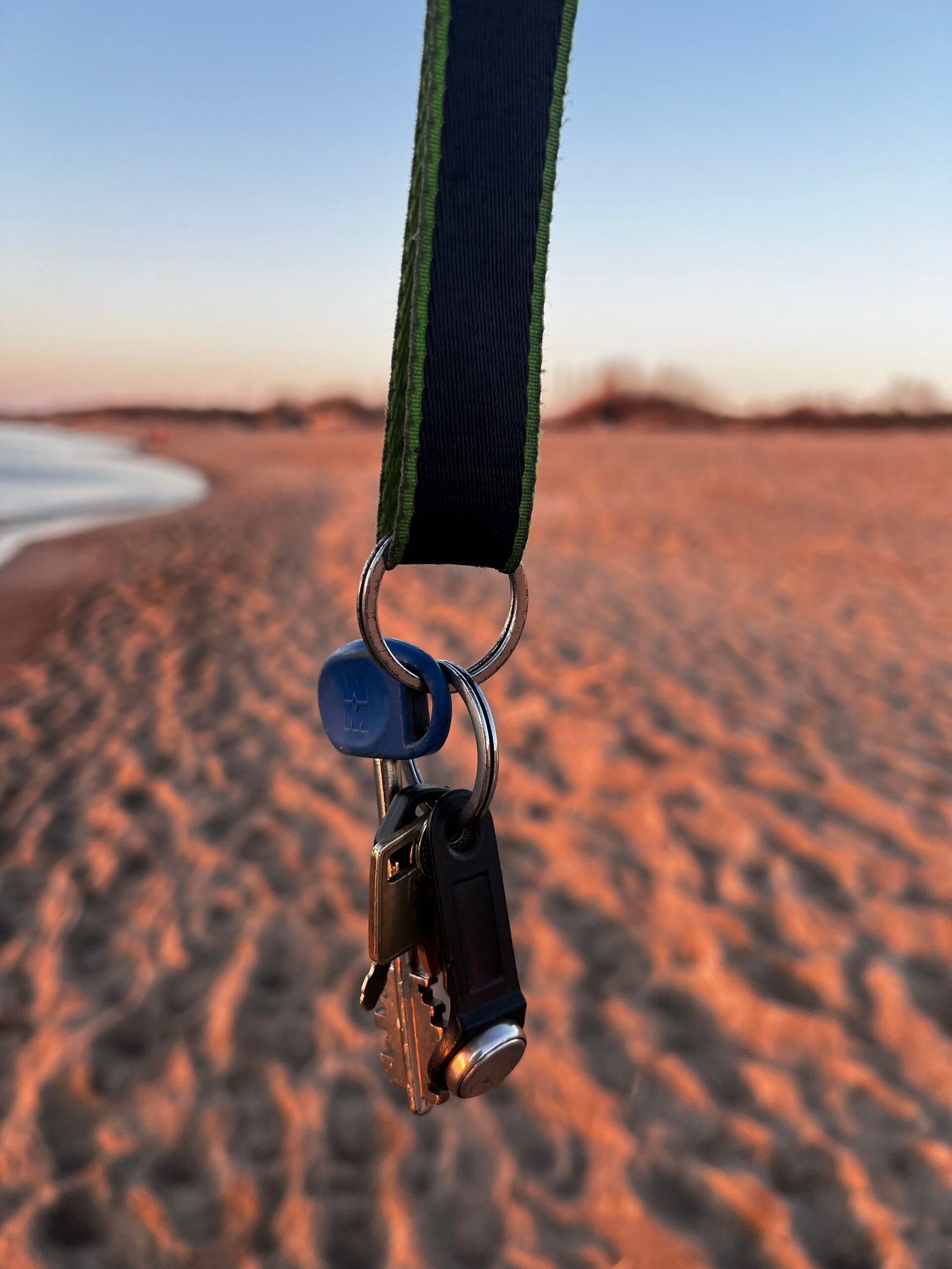 Rasti raktai prie jūros