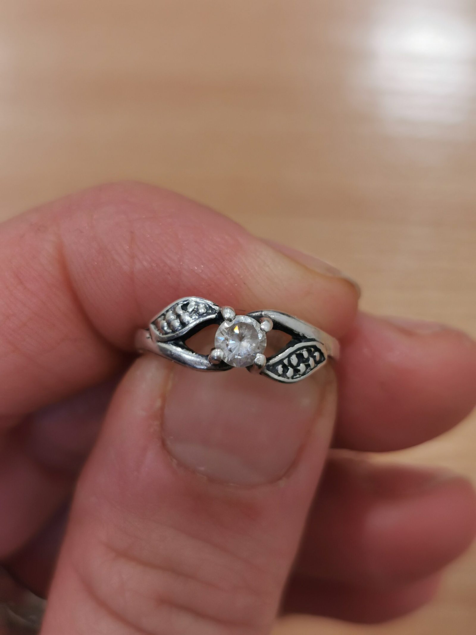 Kaune netoli “Topolio iki” rastas sidabrinis žiedas