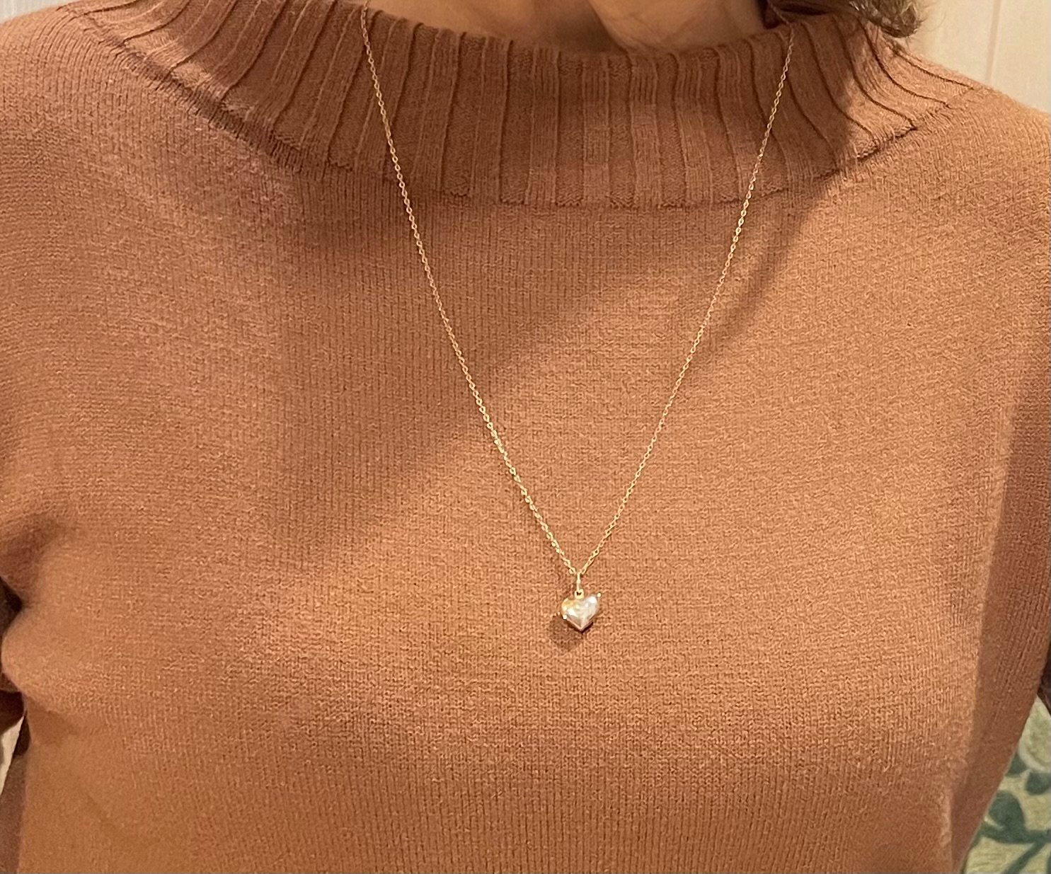 Pamesta auksinė grandienėlė su pakabuku širdutes forma