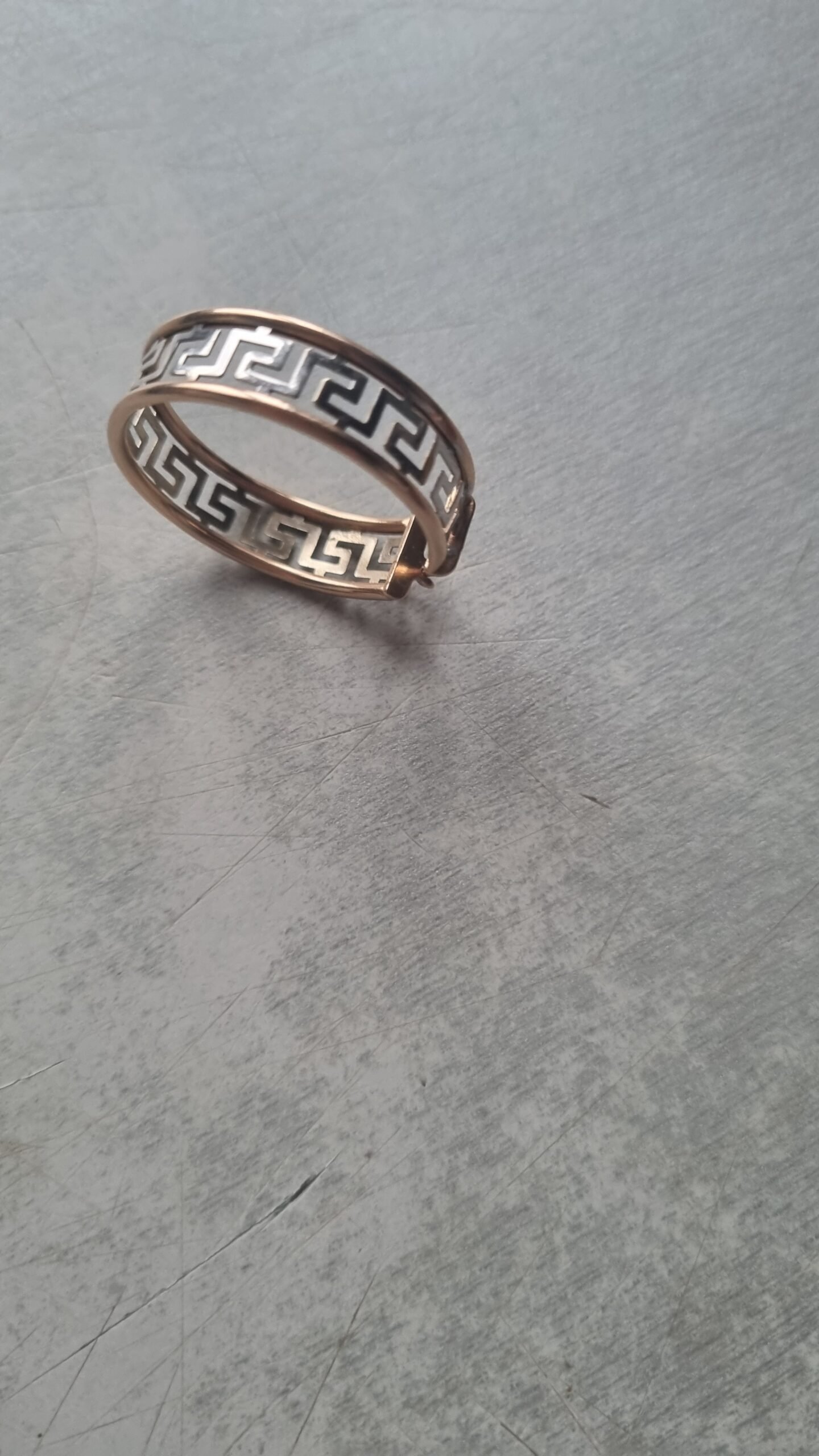 Pamestas auksinis auskaras