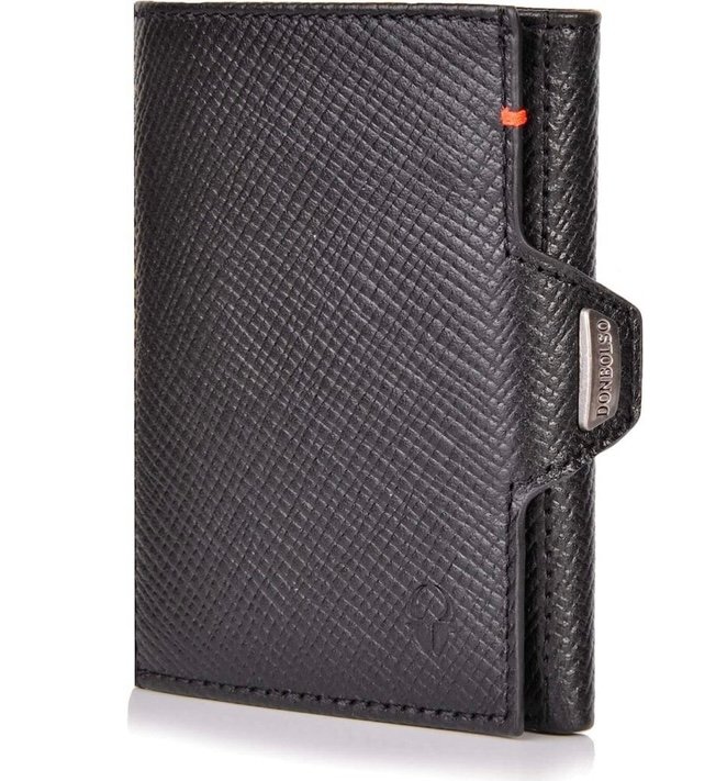 Pamesta juoda nedidelė piniginė Klaipėdos centre su dokumentais Gyčio Pryšmanto vardu