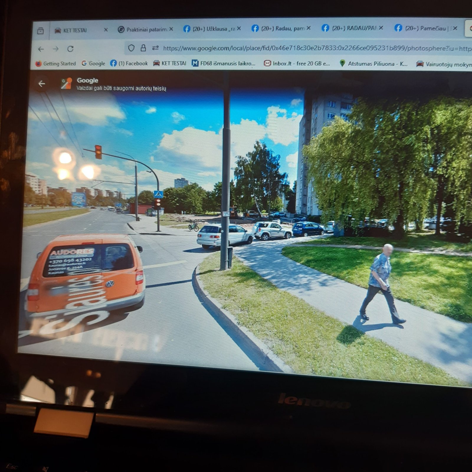 Pamesta vyriška nemaža juoda odinė rankinė