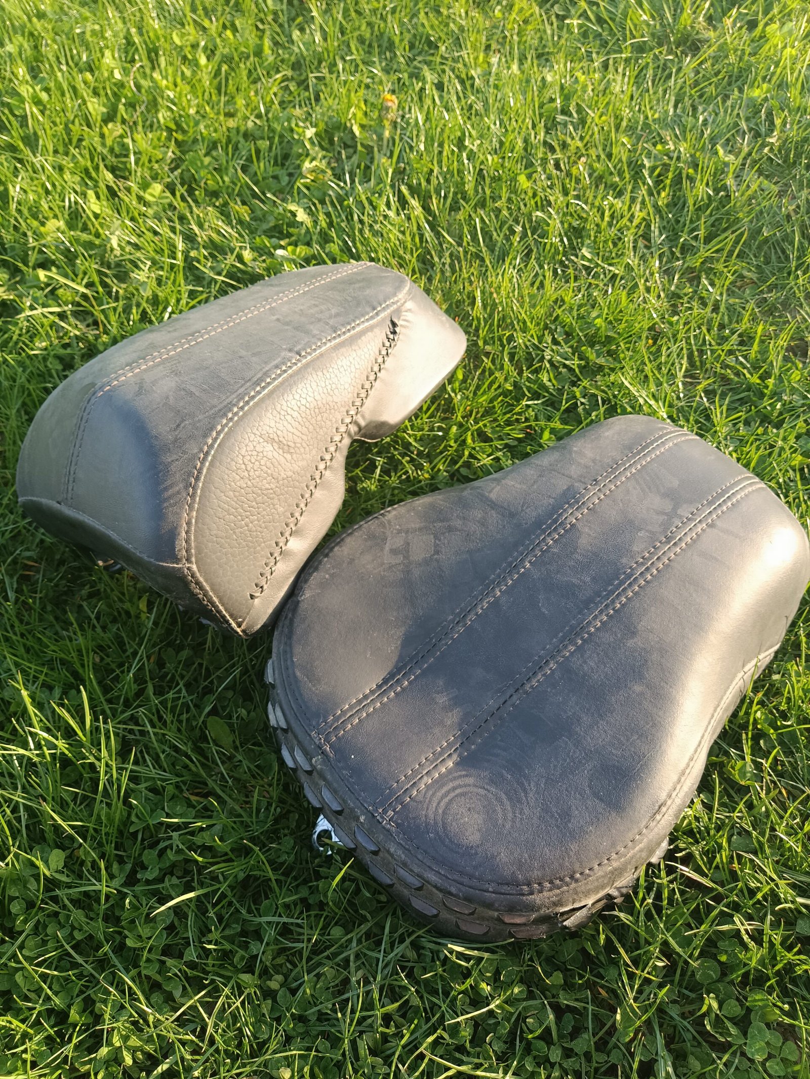 Rastos motociklo galinės sėdynės