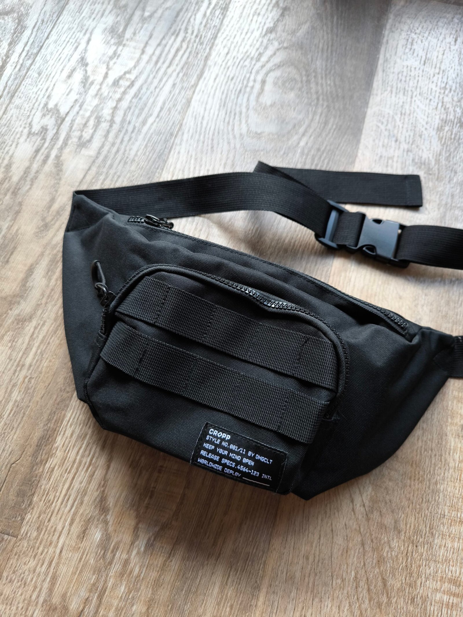 Pamestas juodas diržinis krepšys