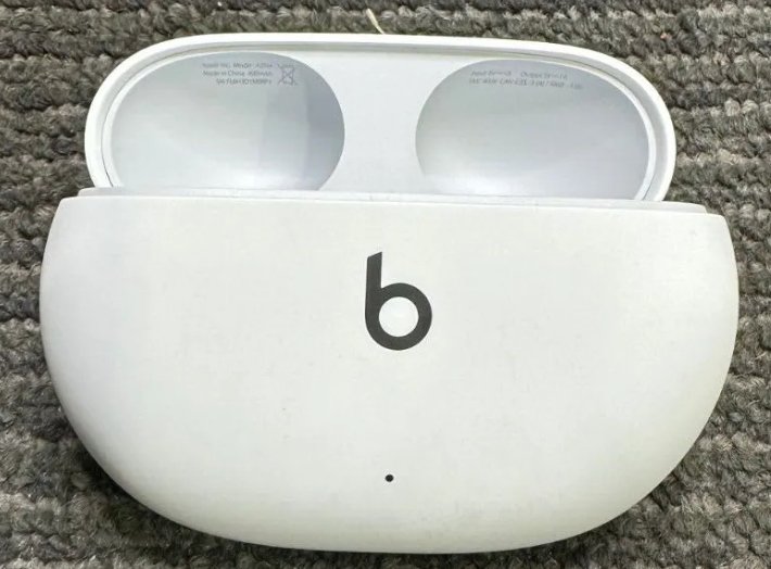 Pamestas baltas beats studio ausinių dėklas