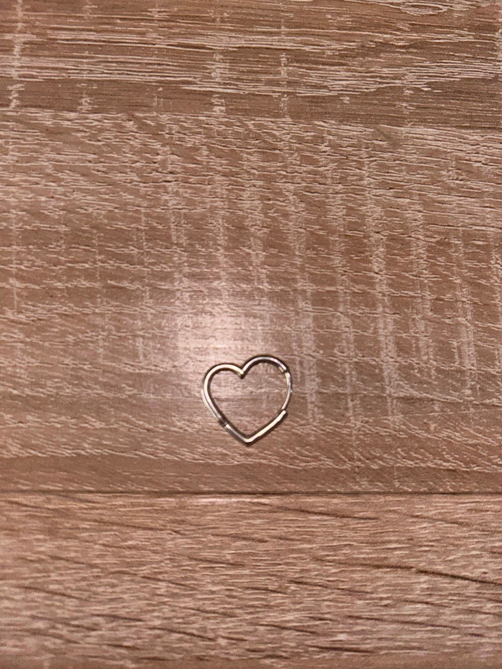 Pamečiau sidabrinį auskariuką