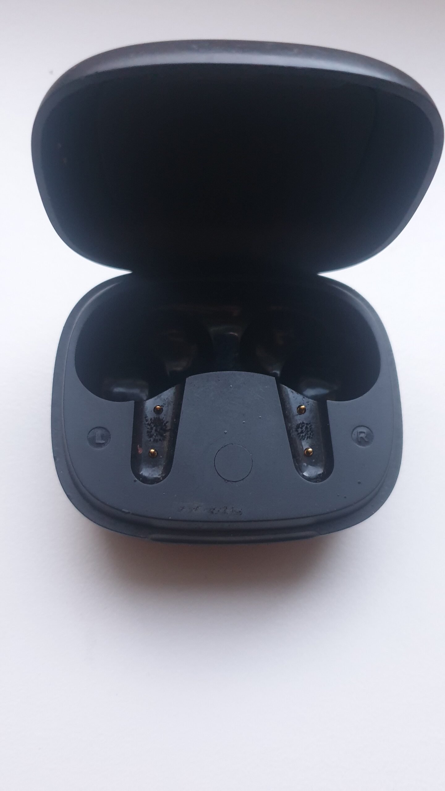 Rastas belaidžių ausiniu dėklas