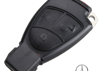 Pamesti Mercedes Benz raktai su kitais raktais ir pakabuku.
