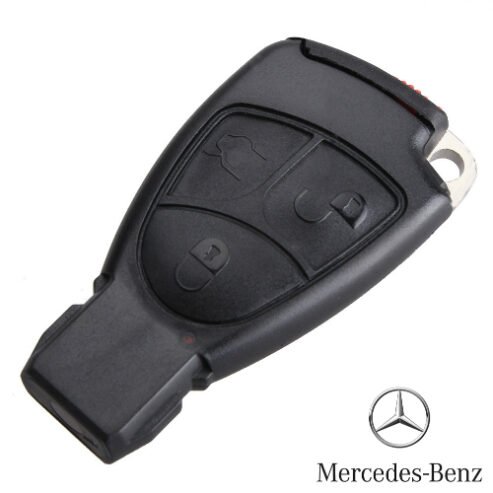 Pamesti Mercedes Benz raktai su kitais raktais ir pakabuku.