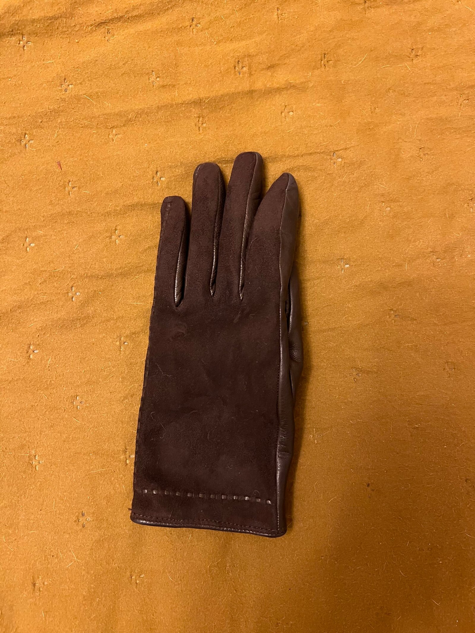 Pamesta odinė pirštinė